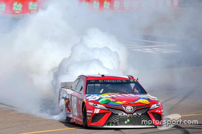 Ganador, Kyle Busch, Joe Gibbs Racing, Toyota Camry SKITTLES