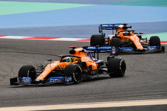 Lando Norris, McLaren MCL34 ve Carlos Sainz Jr., McLaren MCL34