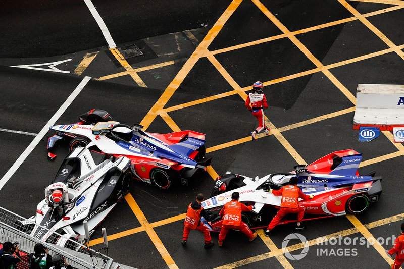 Felipe Nasr, Dragon Racing sort de sa Penske EV-3 alors que les commissaires s'affairent autour de la voiture de Jérôme d'Ambrosio, Mahindra Racing, M5 Electro 