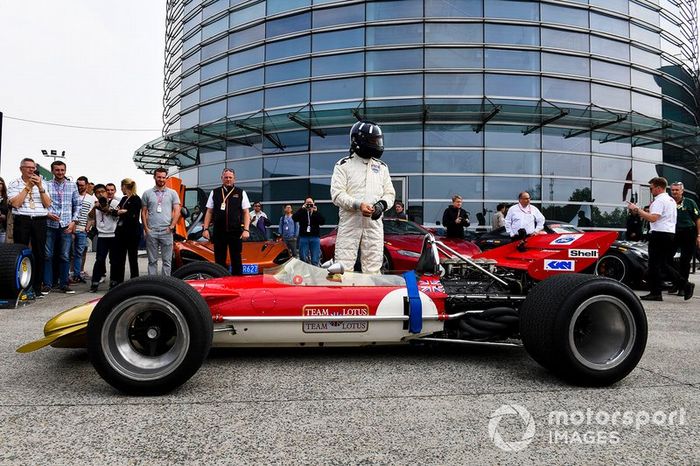 Damon Hill pilota el Lotus 49 de su padre, Graham Hill