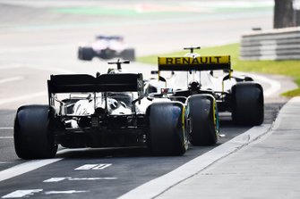 Daniel Ricciardo, Renault F1 Team R.S.19, devant Lewis Hamilton, Mercedes AMG F1 W10