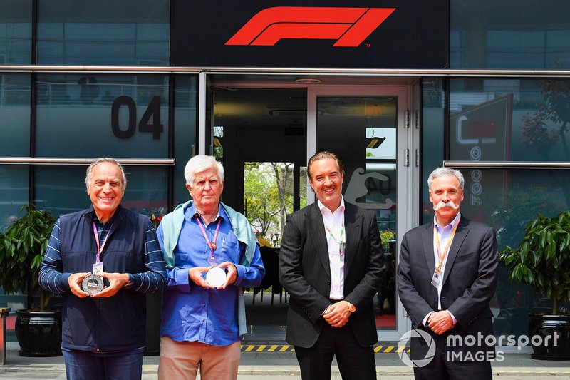 Giorgio Piola, Roger Benoit, Marin Aleksov, CEO, Rosland Capital F1 1000. yarış sikkesini tanıtıyor