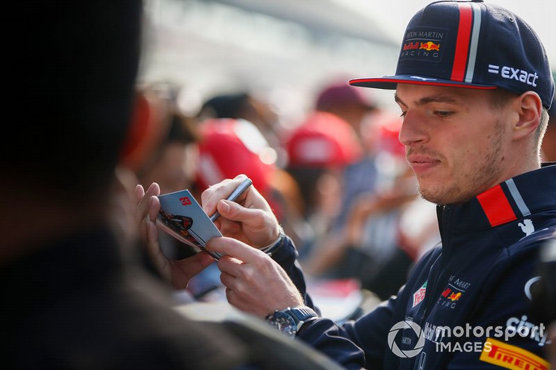 Max Verstappen, Red Bull Racing, firma un autografo