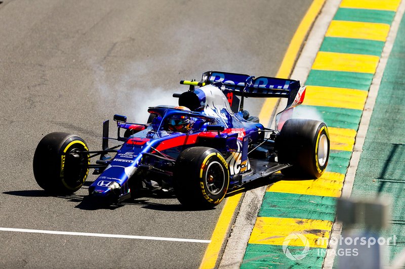 Alexander Albon, Toro Rosso STR14 con una nariz rota después de girar
