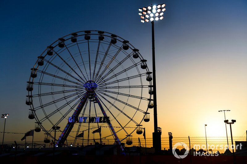 Sunset behind the giant wheel 