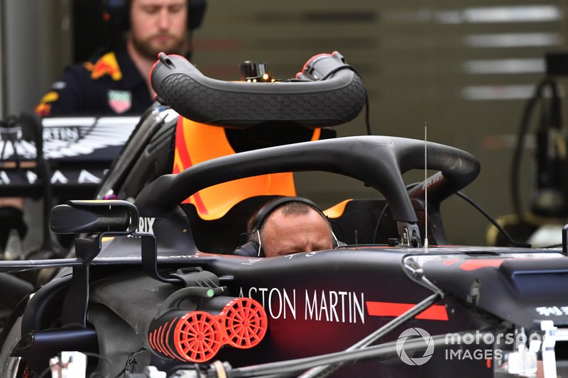 Red Bull Racing mekanikeri ve Red Bull Racing RB15