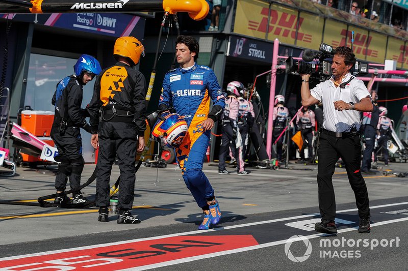 Carlos Sainz Jr, McLaren, regresa a su garaje, Jean-Michel Tibi, camarógrafo de FOM