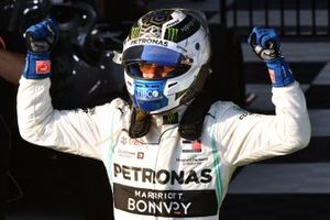 Le vainqueur Valtteri Bottas, Mercedes AMG F1, fête sa victoire en arrivant dans le Parc Fermé