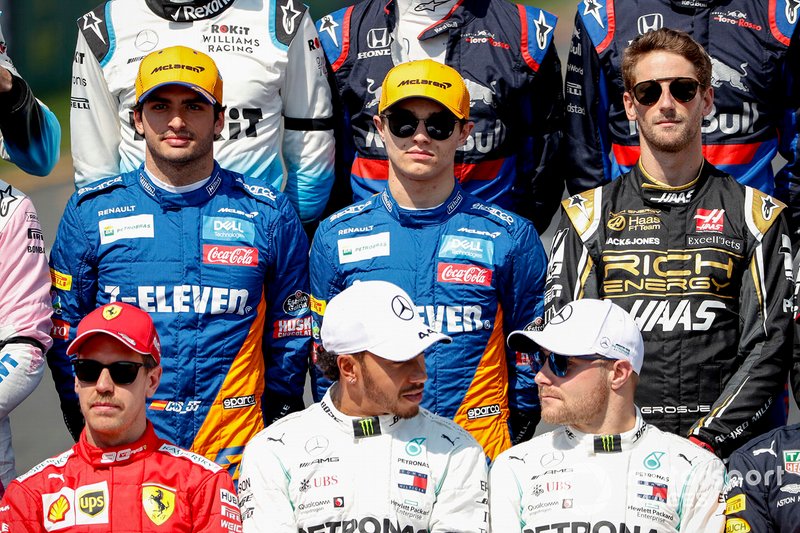 Carlos Sainz Jr., McLaren, Lando Norris, McLaren, Romain Grosjean, Haas F1, Sebastian Vettel, Ferrari, Lewis Hamilton, Mercedes AMG F1, y Valtteri Bottas, Mercedes AMG F1, en la foto de pilotos 2019