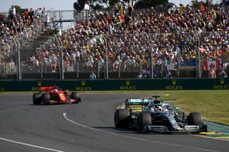 Lewis Hamilton, Mercedes AMG F1 W10, devant Sebastian Vettel, Ferrari SF90