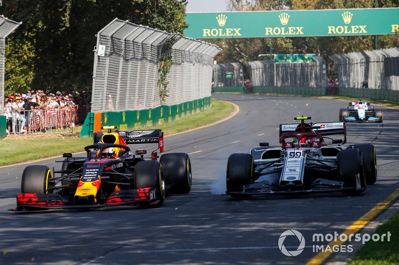 Pierre Gasly, Red Bull Racing RB15, y Antonio Giovinazzi, Alfa Romeo Racing C38