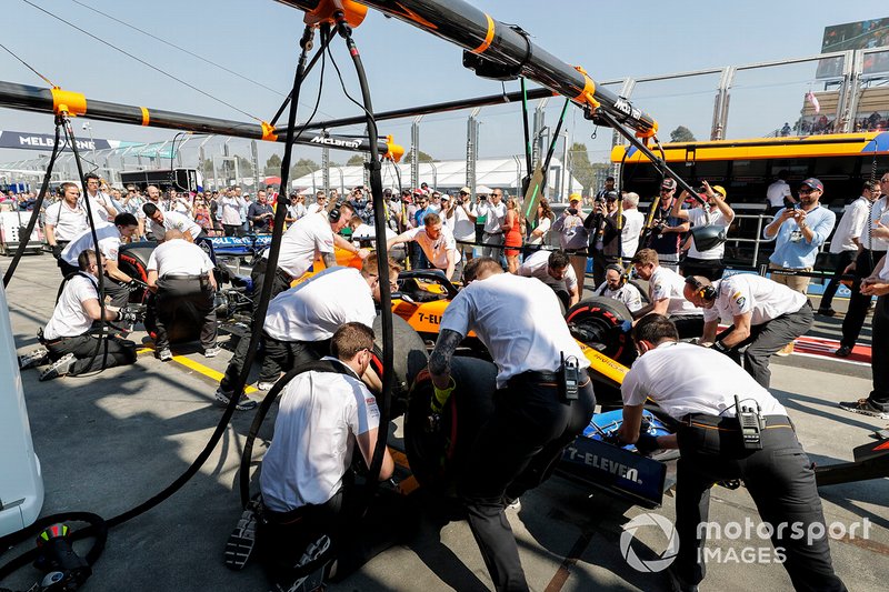 Mecánicos con el coche de Carlos Sainz Jr., McLaren MCL34