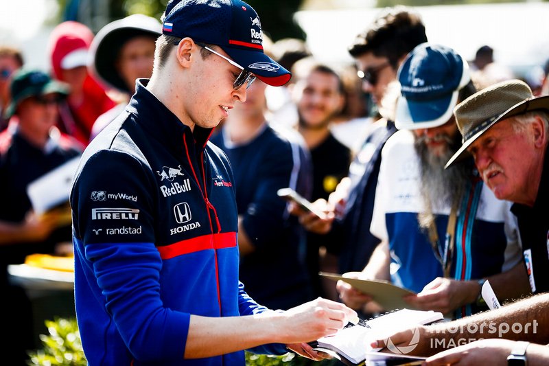 Daniil Kvyat, Toro Rosso signs autographs for fans