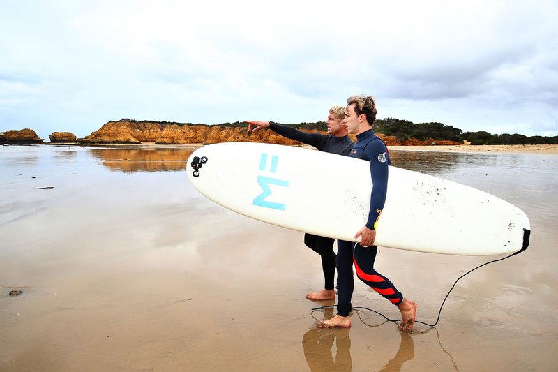 Pierre Gasly, Red Bull Racing, va faire du surf avec Mick Fanning