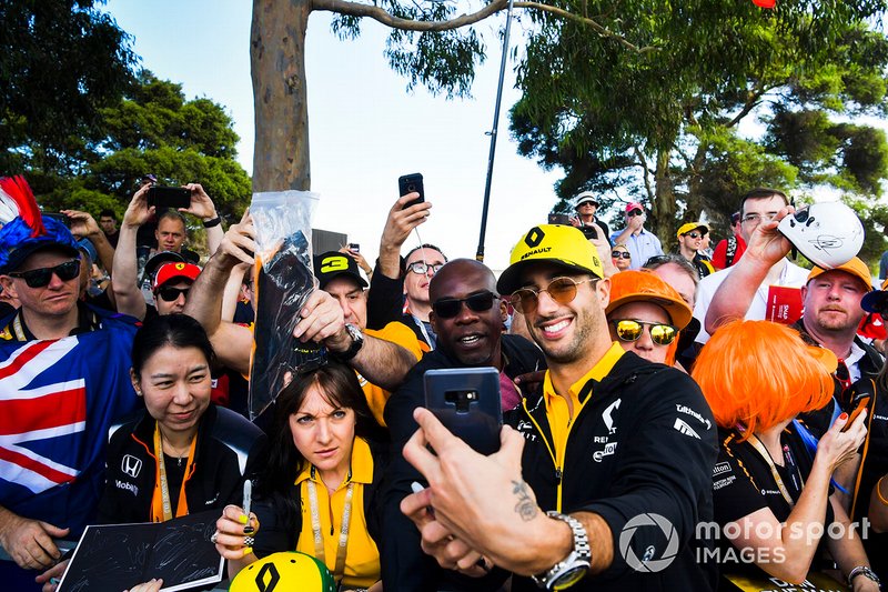 Daniel Ricciardo, Renault poses for a selfie with fans