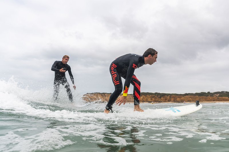 Il tre volte campione del mondo di surf Mick Fanning porta Pierre Gasly a fare surf a Torquay