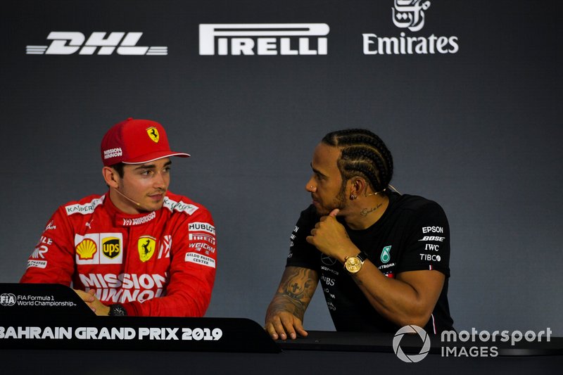 Charles Leclerc e Lewis Hamilton conversam durante coletiva