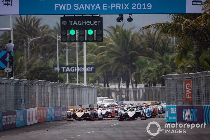 Los coches listos para la salida