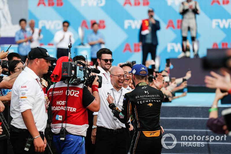 Jean-Eric Vergne, DS TECHEETAH, DS E-Tense FE19, celebrates with the team on his way to the podium