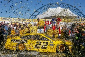 Joey Logano, Team Penske, Ford Mustang Pennzoil  victory lane