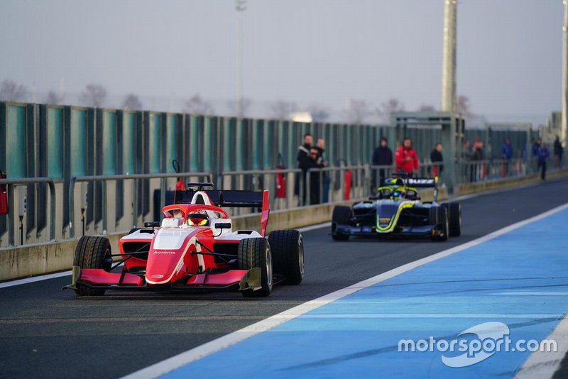 Deux monoplaces dans les stands