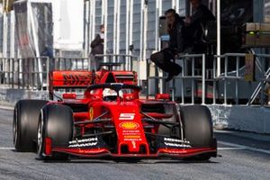 Sebastian Vettel, Ferrari SF90, passe devant le muret des stands McLaren et Pat Fry