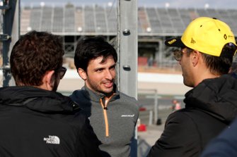 Carlos Sainz Jr., McLaren ve Daniel Ricciardo, Renault F1 Team pist kenarında