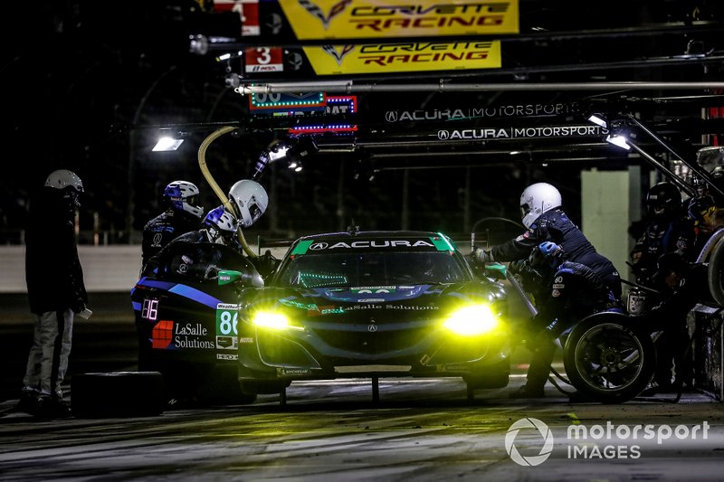 #86 Meyer Shank Racing w/ Curb-Agajanian Acura NSX GT3, GTD: Mario Farnbacher, Trent Hindman, Justin Marks, AJ Allmendinger, pit stop
