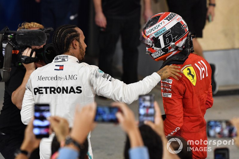 Lewis Hamilton, Mercedes AMG F1, 1° classificato, con Charles Leclerc, Ferrari, 3° classificato, nel parco chiuso