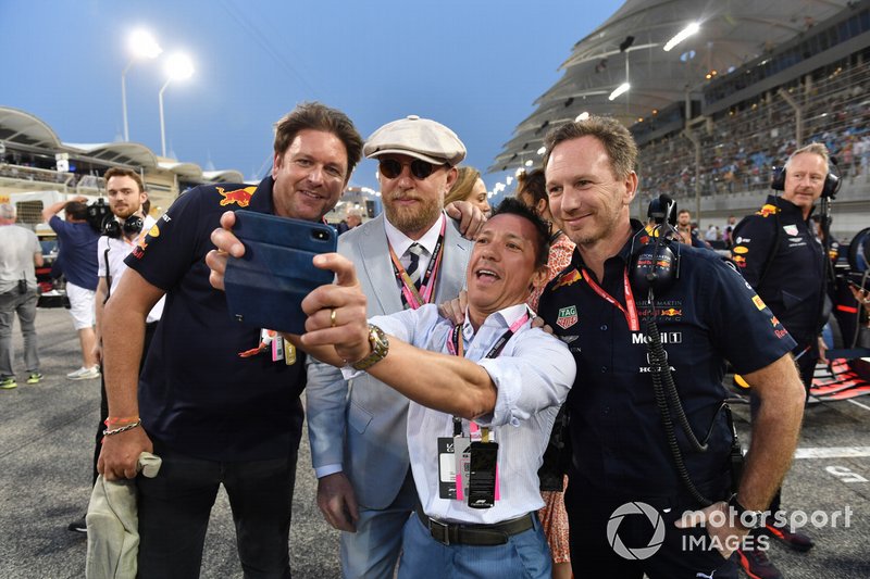 James Martin de Red Bull, el actor y director Guy Ritchie, el jinete Frankie Dettori, y Christian Horner