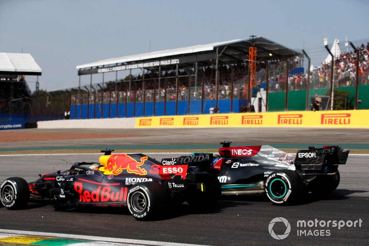 Max Verstappen, Red Bull Racing RB16B, lucha con Lewis Hamilton, Mercedes W12