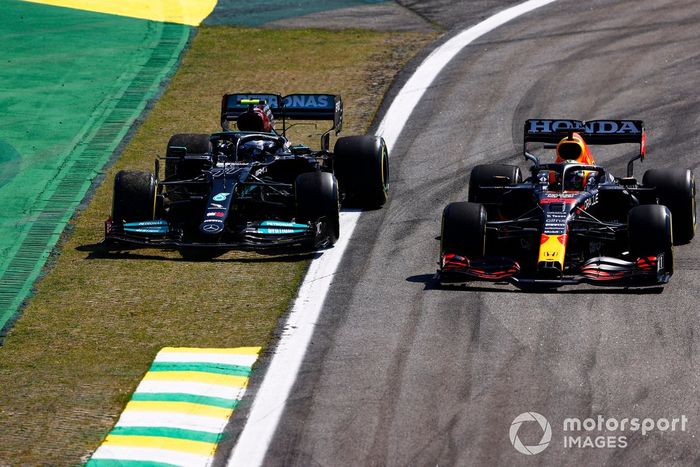 Max Verstappen, Red Bull Racing RB16B, lucha con Valtteri Bottas, Mercedes W12