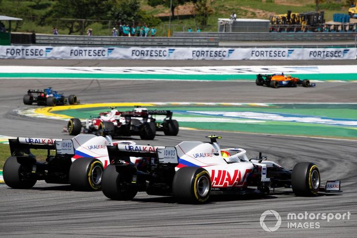 Mick Schumacher, Haas VF-21, lucha con Nikita Mazepin, Haas VF-21