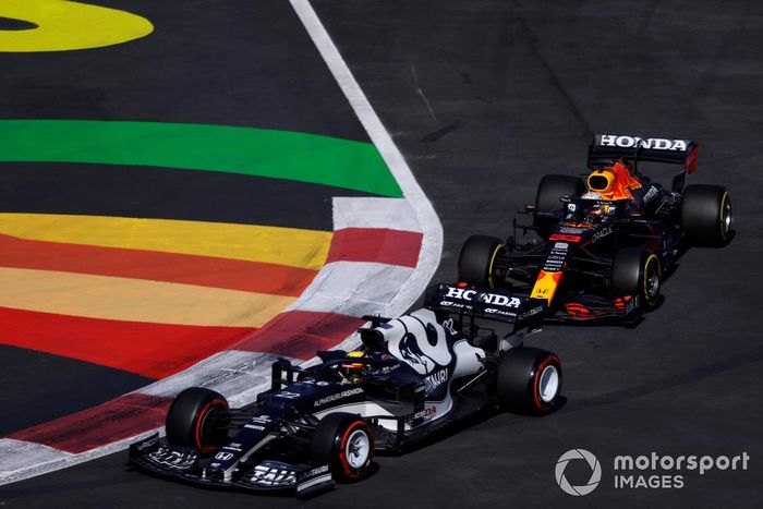 Yuki Tsunoda, AlphaTauri AT02, Max Verstappen, Red Bull Racing RB16B