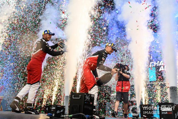 Podio: segundo lugar Andre Lotterer, Porsche, ganador Pascal Wehrlein, Porsche