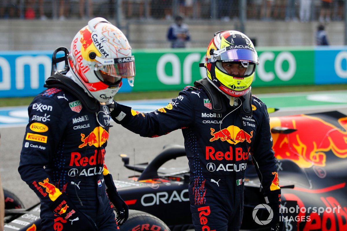 Sergio Pérez, Red Bull Racing, felicita a su compañero de equipo Max Verstappen, Red Bull Racing, por conseguir la pole position