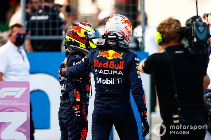 Sergio Pérez, de Red Bull Racing, y el hombre de la pole, Max Verstappen, de Red Bull Racing, se felicitan tras la clasificación