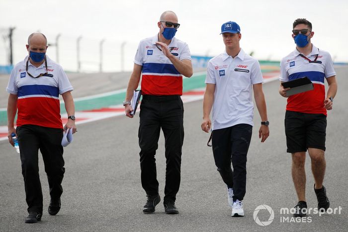 Mick Schumacher, Haas camina por la pista 