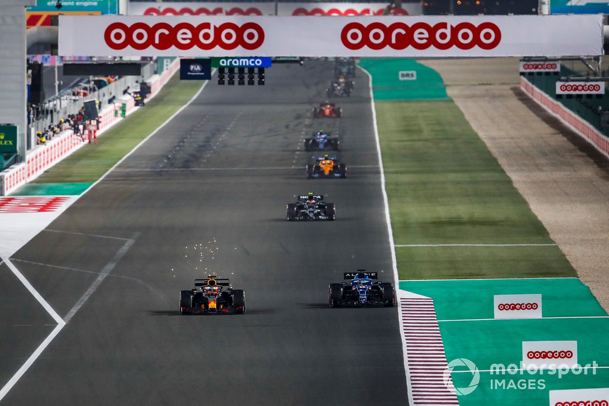 Max Verstappen, Red Bull Racing RB16B, lucha con Fernando Alonso, Alpine A521