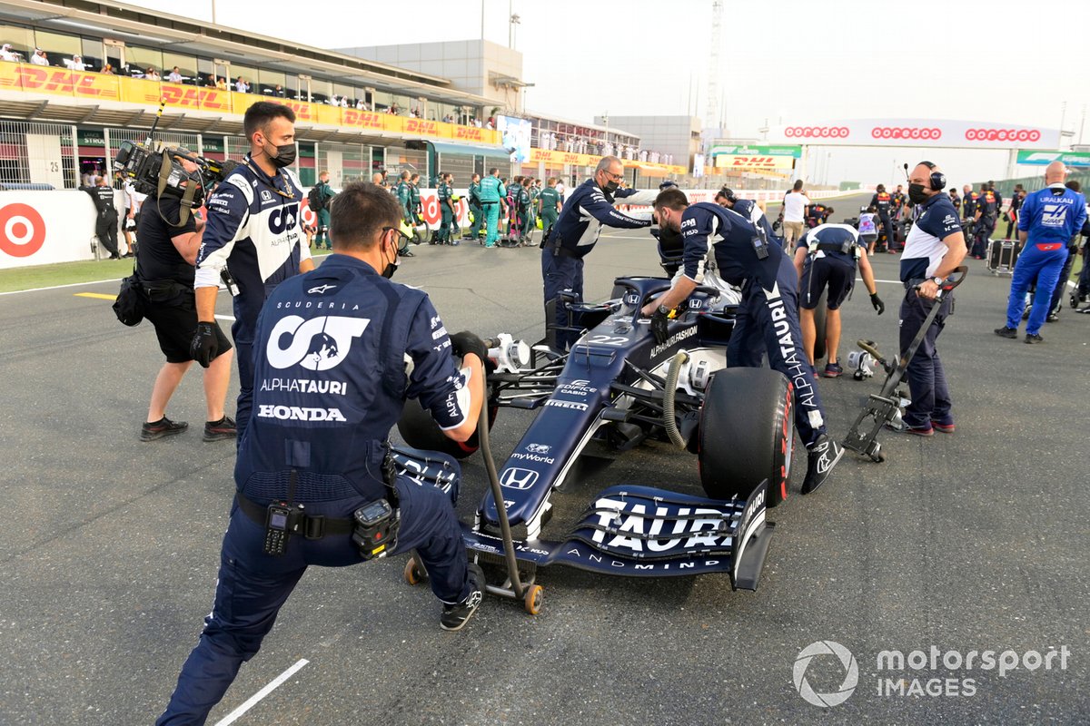 Mecánicos con el coche de Yuki Tsunoda, AlphaTauri AT02