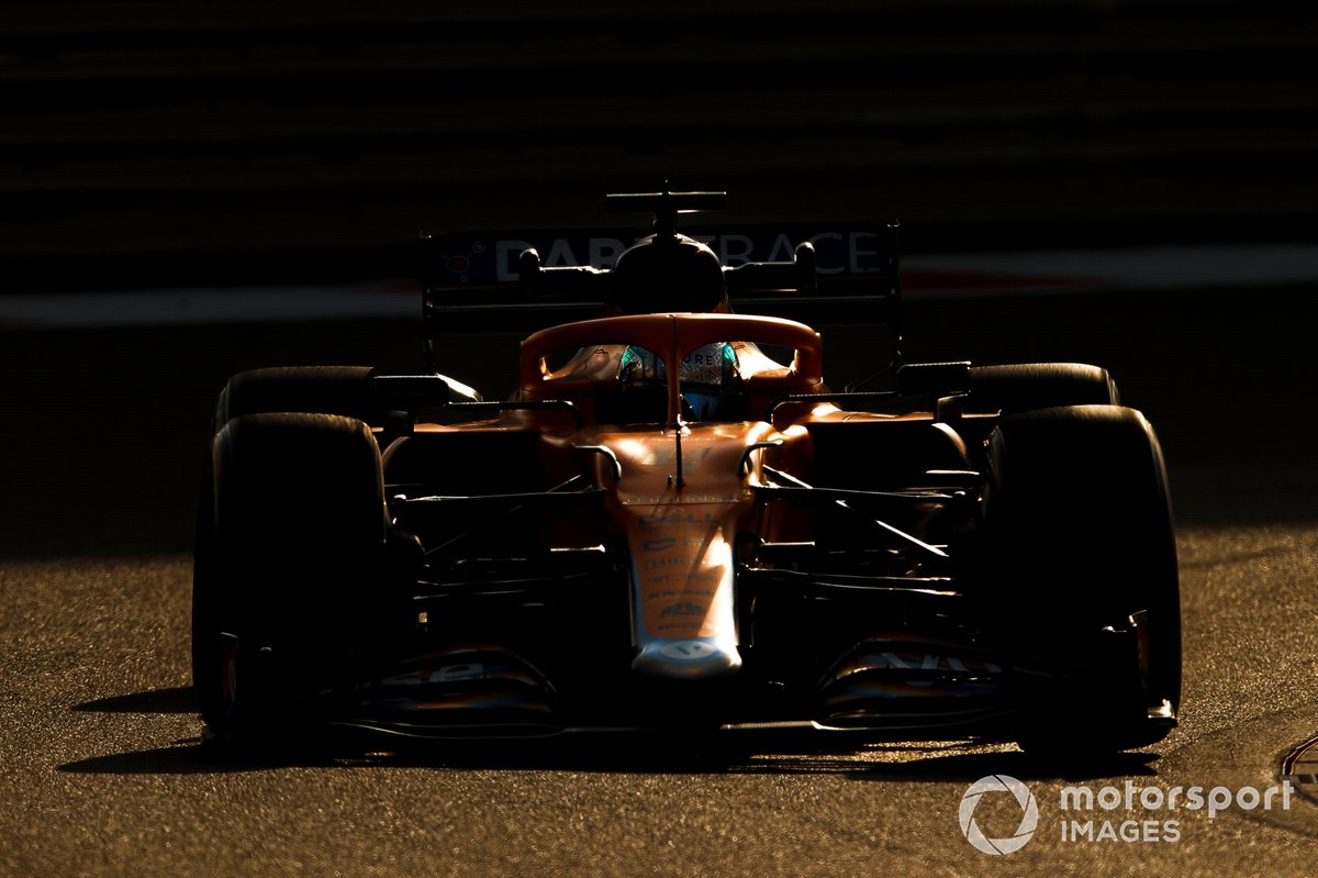 Lando Norris, McLaren MCL35M adaptado (muleto) con los Pirelli de 18 pulgadas