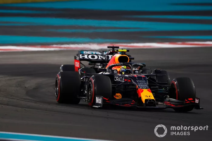 Sergio Pérez, Red Bull Racing RB16B, lucha con Lewis Hamilton, Mercedes W12