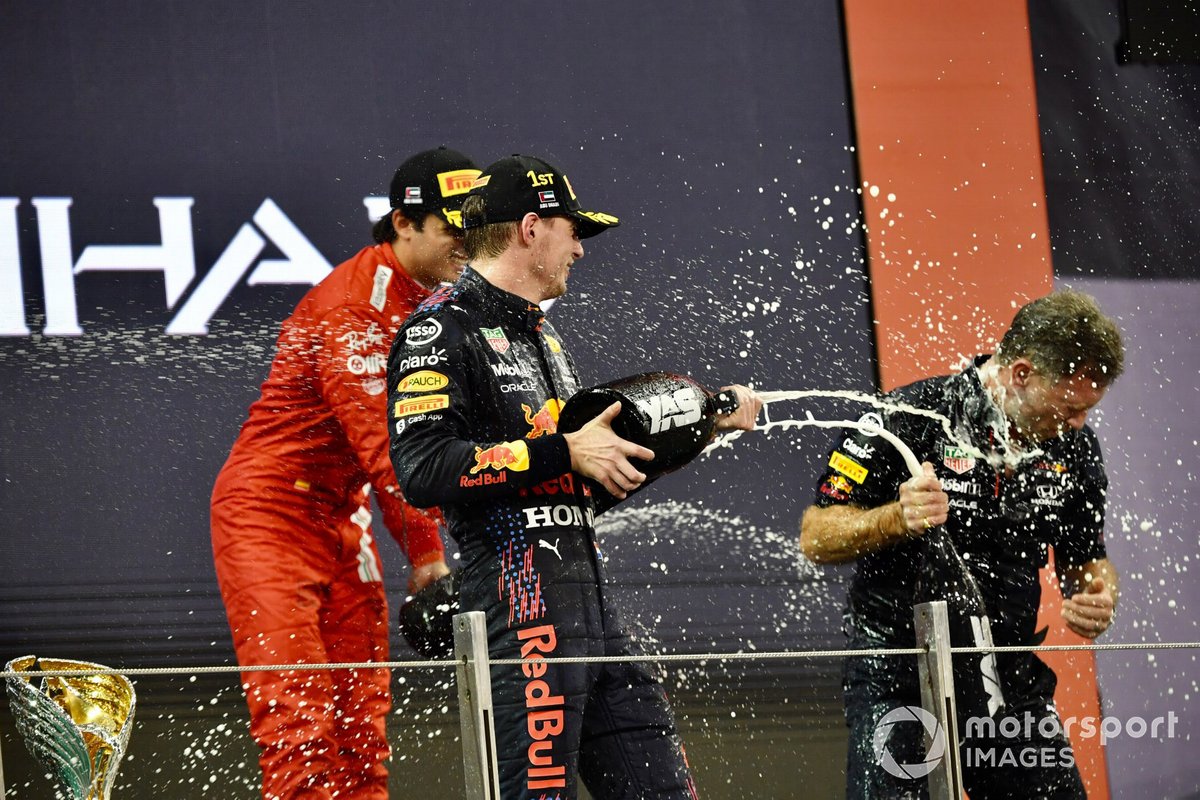 Carlos Sainz Jr., Ferrari, 3a posizione, Max Verstappen, Red Bull Racing, 1a posizione, Christian Horner, Team Principal, Red Bull Racing, festeggia sul podio
