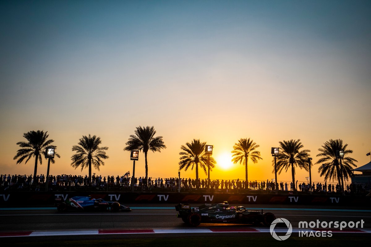 Sebastian Vettel, Aston Martin AMR21, Esteban Ocon, Alpine A521