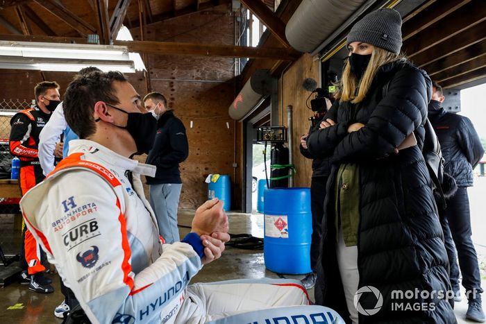 Robert Wickens con Karli Wickens, Bryan Herta Autosport, Hyundai Veloster N TCR 
