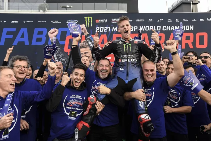 El campeón del mundo Fabio Quartararo, Yamaha Factory Racing, celebra con su equipo