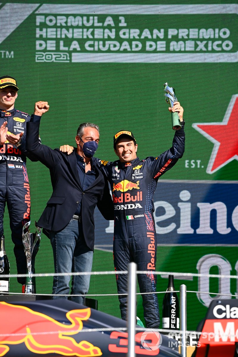 Carlos Slim felicita a Sergio Pérez, de Red Bull Racing, por su tercera posición, en el podio