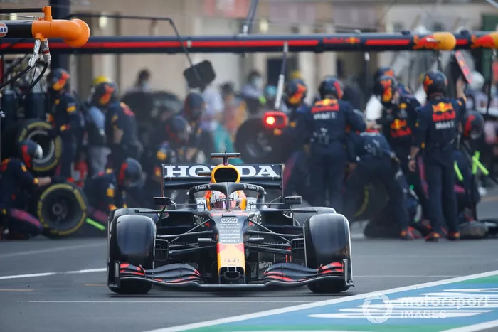 Max Verstappen, Red Bull Racing RB16B, sale de pit box
