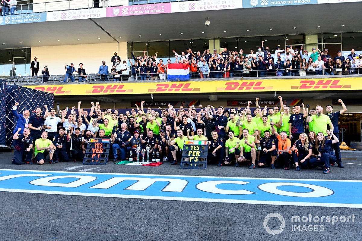 Max Verstappen, Red Bull Racing, 1ª posición, Christian Horner, director del equipo, Red Bull Racing, Sergio Pérez, Red Bull Racing, 3ª posición, Adrian Newey, director técnico, Red Bull Racing, y el equipo Red Bull Racing celebran después de la carrera