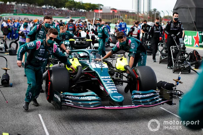Lance Stroll, Aston Martin AMR21, llega a la parrilla